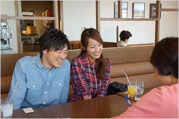 ウェディングブックレットのライター取材を受けるふたり