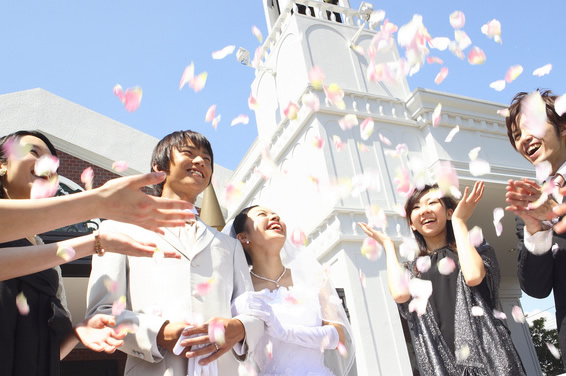 フラワーシャワーの祝福を受ける新郎・新婦